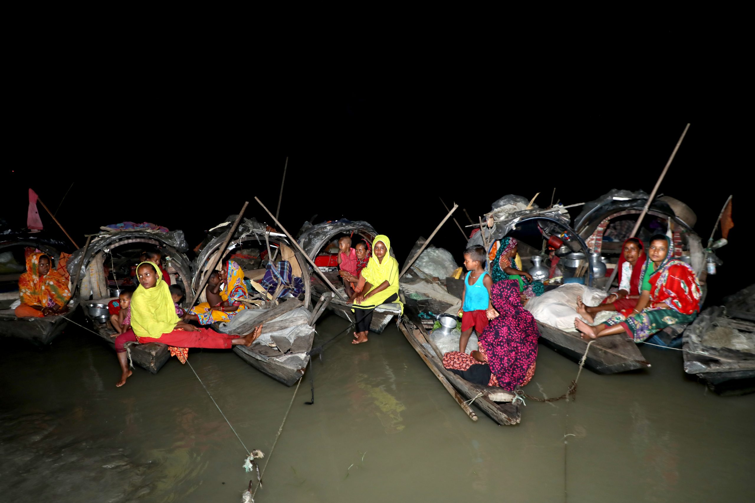 নৌকায় যে যাযাবর জীবন prokritibarta
