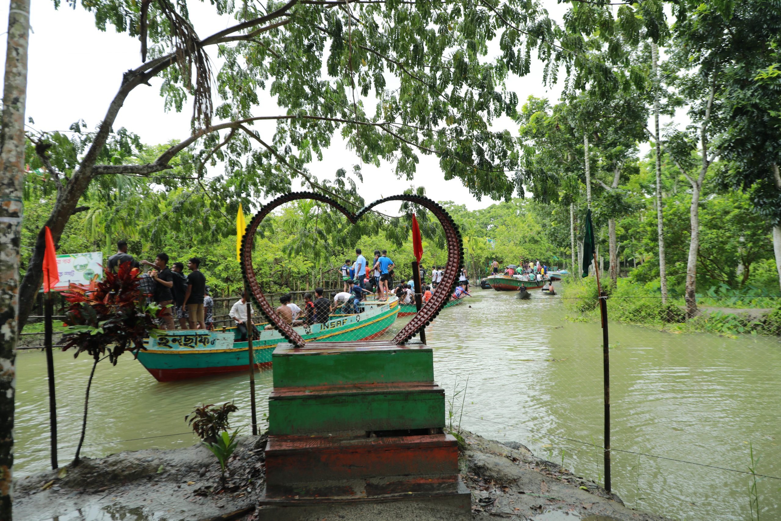 পেয়ারা বাগান ও ভাসমান বাজার ঘিরে পর্যটকের ভিড় prokritibarta