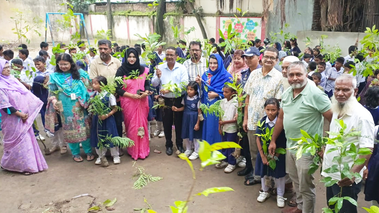 প্রকৃতি ও জীবন ক্লাবের উদ্যোগে দিনাজপুরে বৃক্ষরোপণ এবং চারা বিতরণ কর্মসুচি prokritibarta