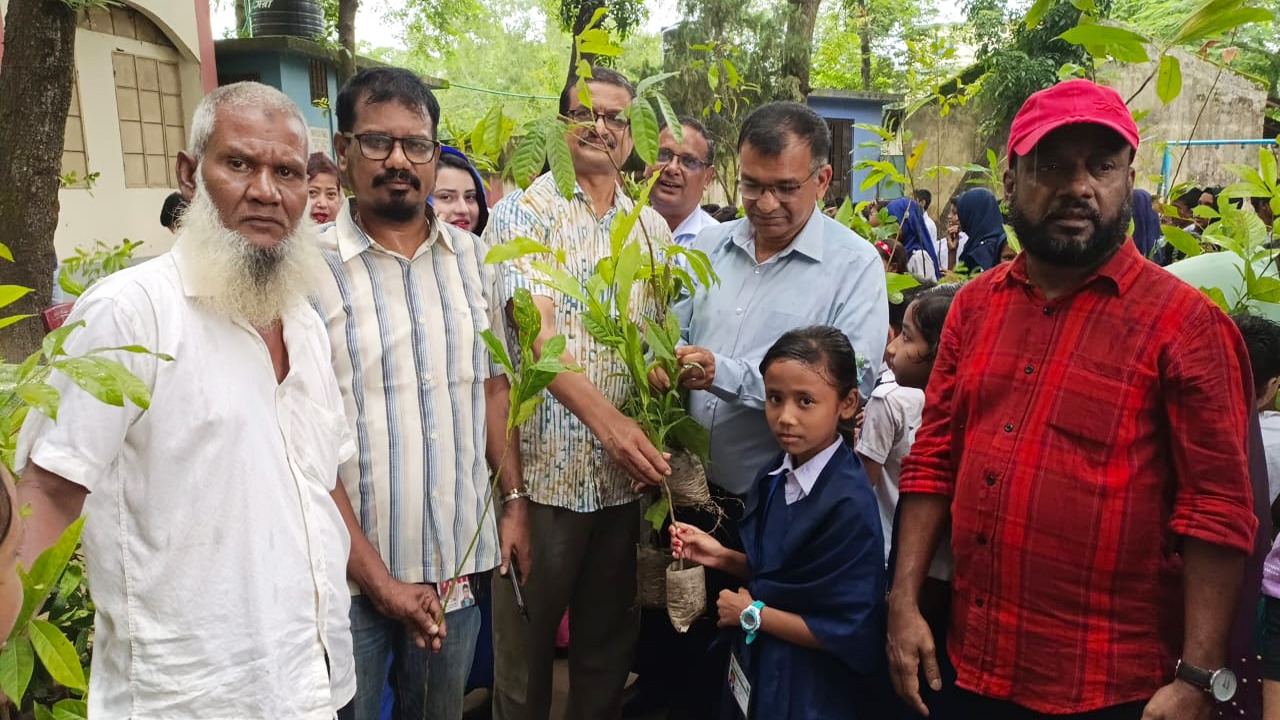 প্রকৃতি ও জীবন ক্লাবের উদ্যোগে দিনাজপুরে বৃক্ষরোপণ এবং চারা বিতরণ কর্মসুচি prokritibarta