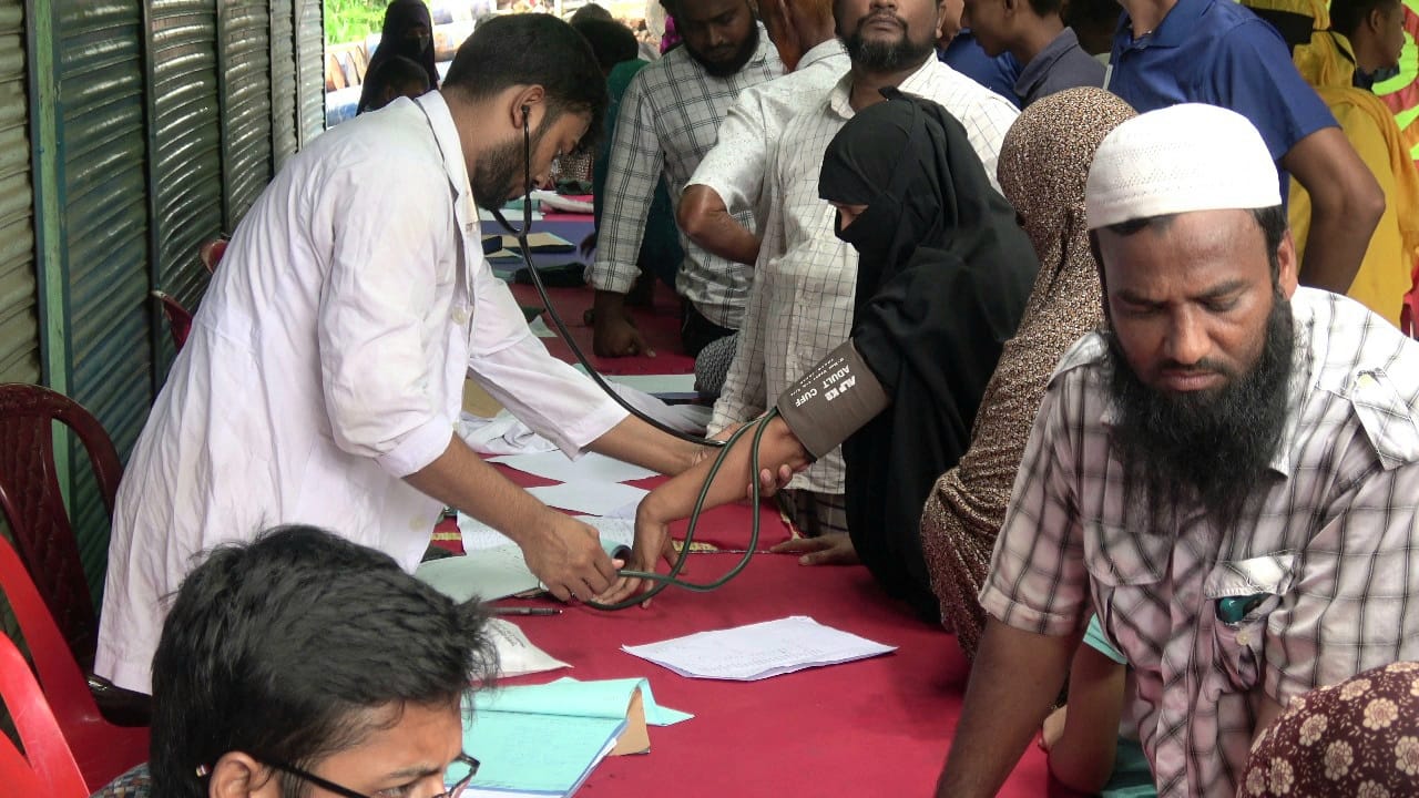 লক্ষ্মীপুরে বন্যা পরবর্তী দুর্যোগে বিনামূল্যে চিকিৎসা সেবা প্রদান prokritibarta