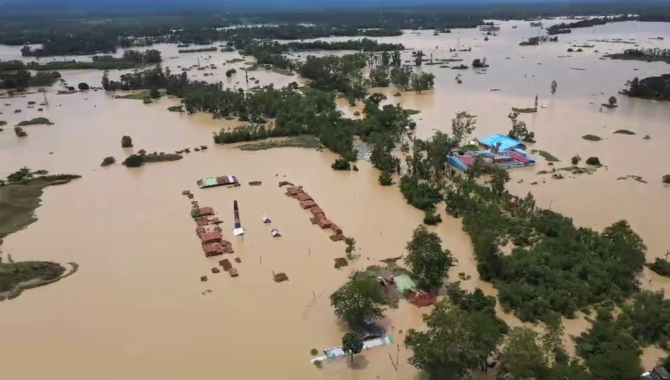 বন্যা কবলিত এলাকায় ত্রাণ ও চিকিৎসা কার্যক্রম অব্যাহত রেখেছে প্রকৃতি ও জীবন prokritibarta