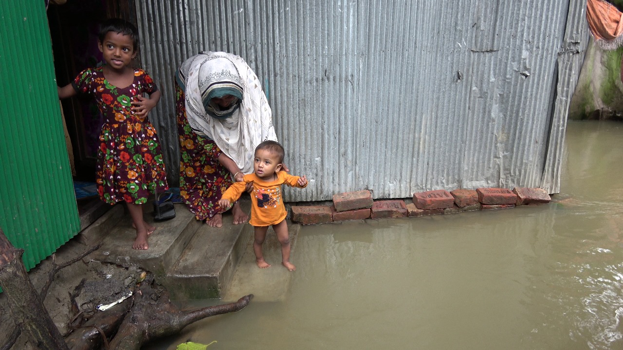 বন্যা কবলিত এলাকায় ত্রাণ ও চিকিৎসা কার্যক্রম অব্যাহত রেখেছে প্রকৃতি ও জীবন prokritibarta