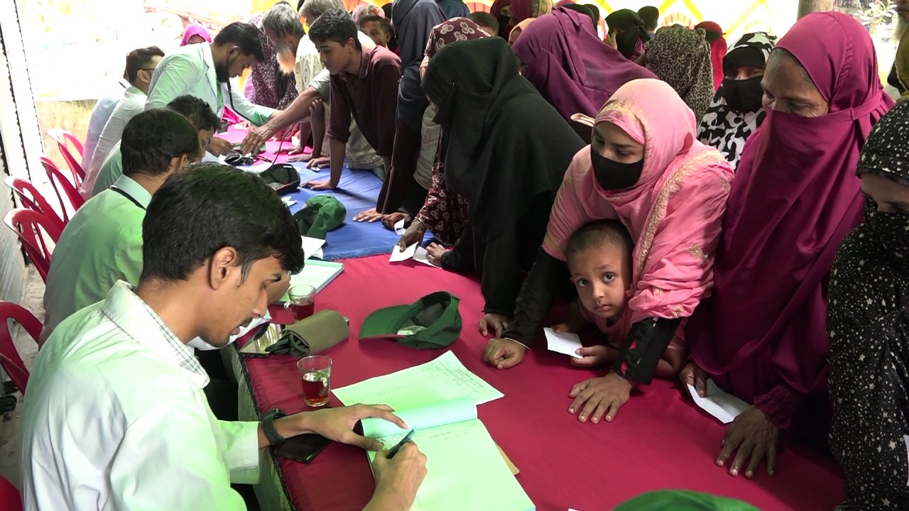 বন্যা কবলিত এলাকায় ত্রাণ ও চিকিৎসা কার্যক্রম অব্যাহত রেখেছে প্রকৃতি ও জীবন prokritibarta