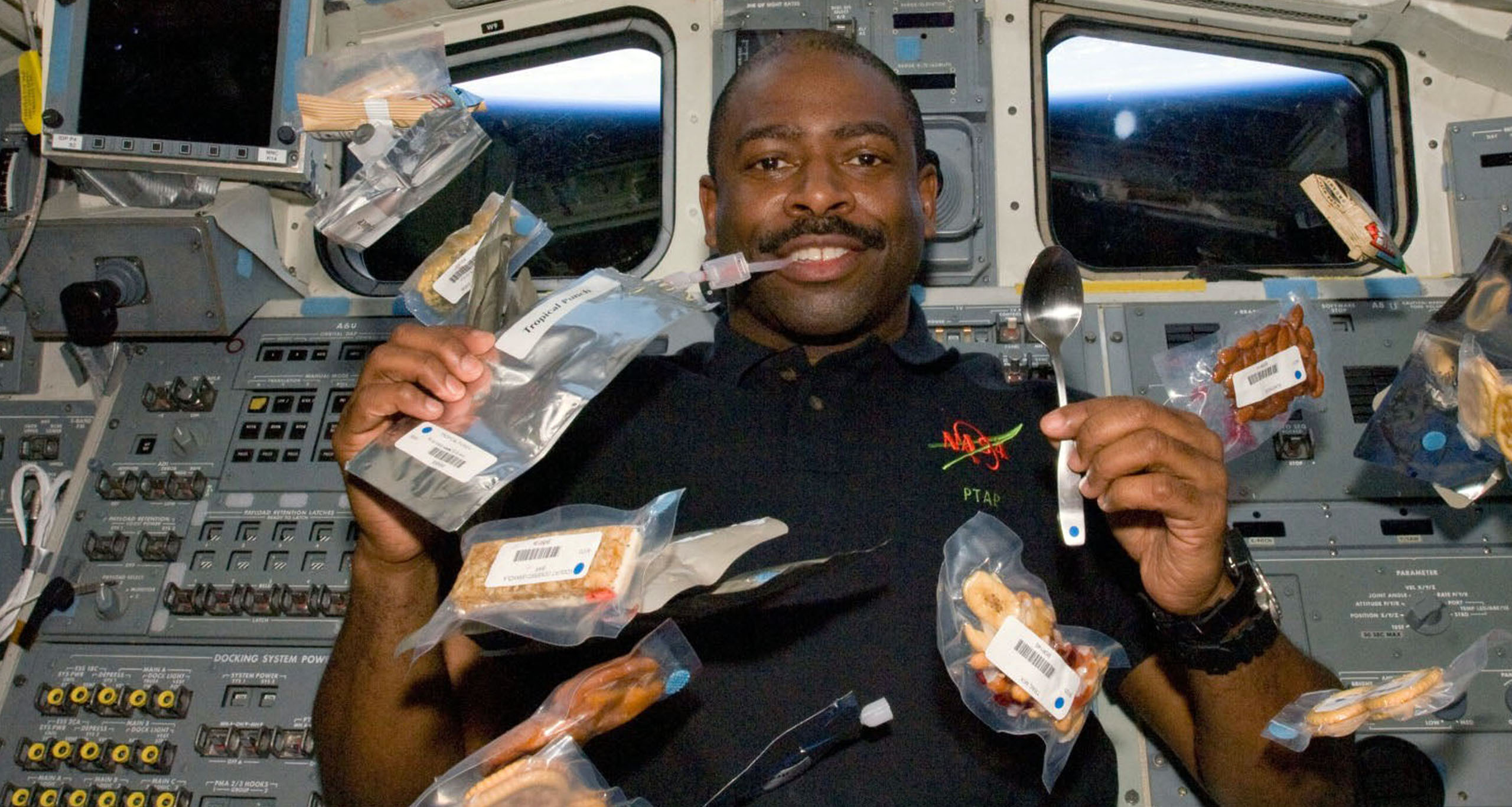 স্পেস স্টেশনে রিসাইকেল করা খাবার খাচ্ছেন নভোচারীরা prokritibarta