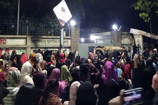 শব্দদূষণ নিয়ন্ত্রণের দাবিতে টিএসসিতে অভিনব প্রতিবাদ prokritibarta