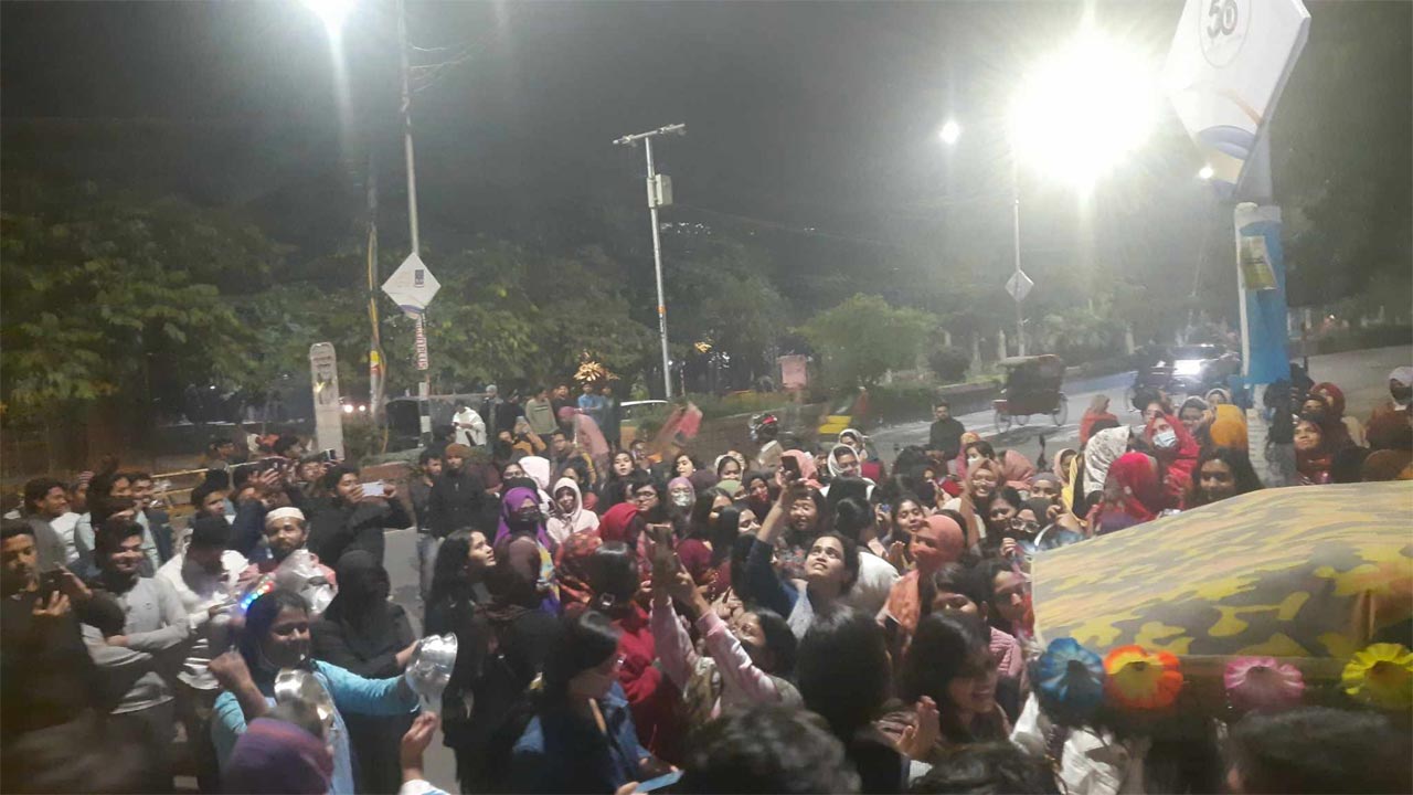 শব্দদূষণ নিয়ন্ত্রণের দাবিতে টিএসসিতে অভিনব প্রতিবাদ prokritibarta