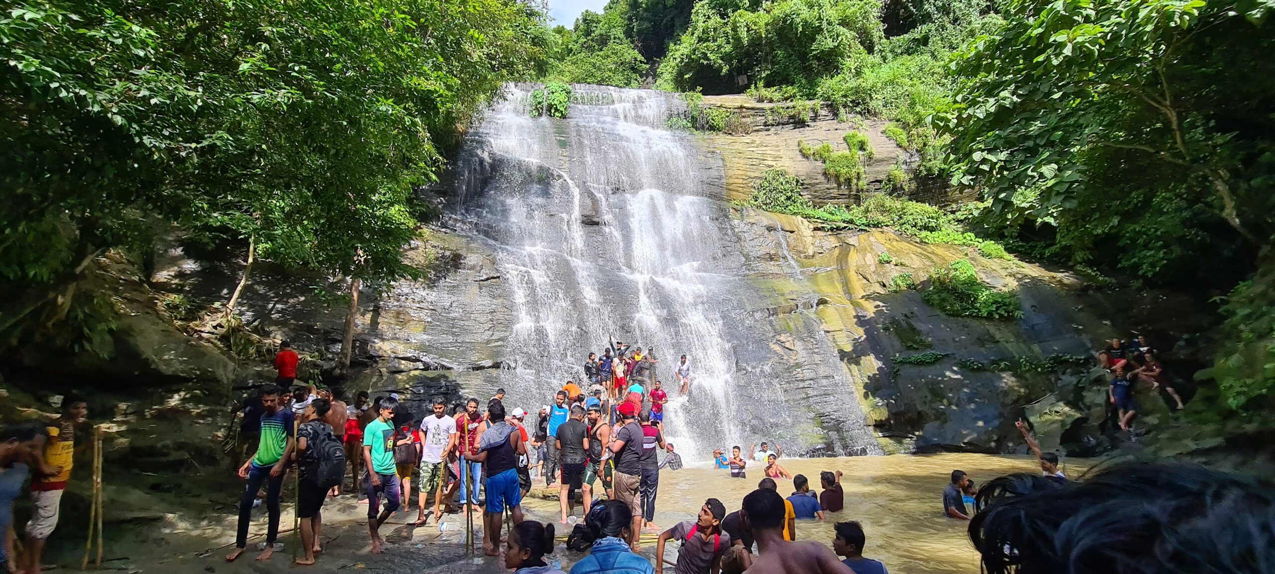 হাতছানি দিচ্ছে মনোমুগ্ধকর খৈয়াছড়া ঝর্ণা prokritibarta