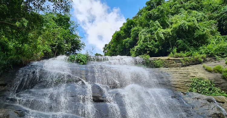 হাতছানি দিচ্ছে মনোমুগ্ধকর খৈয়াছড়া ঝর্ণা prokritibarta